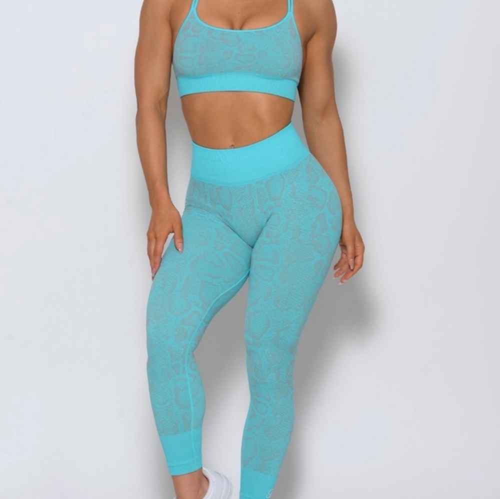Bombshell NWOT Snakeskin Seamless Blue Grey L/XL - Picture 4 of 13